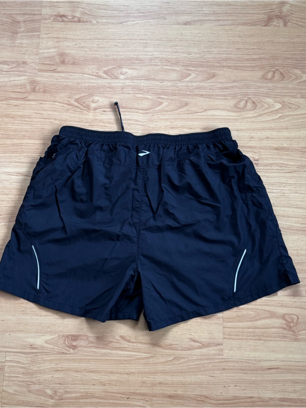 Brooks Equilibrium 5” Black Running Shorts Reflective Lines Velcro Pockets Large - Picture 8 of 10